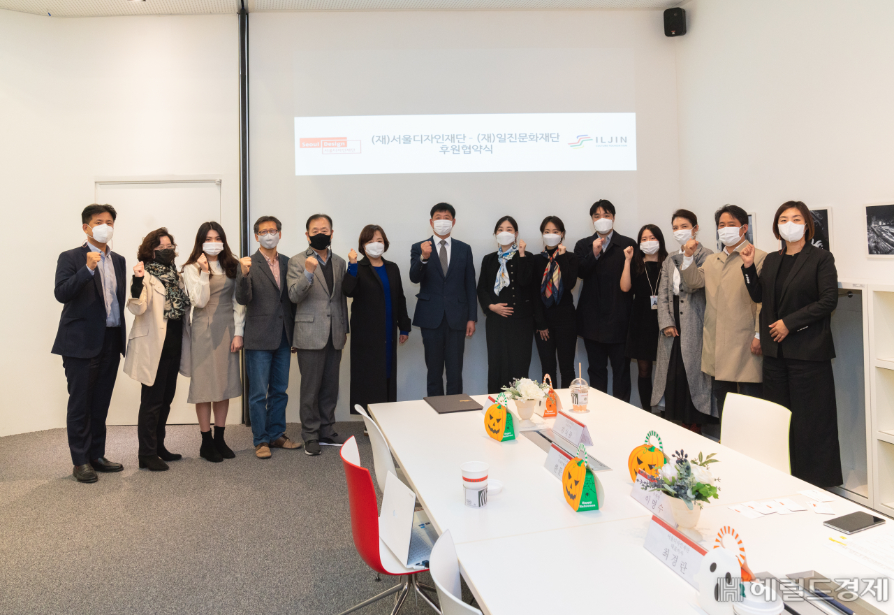 서울디자인재단과 일진문화재단이 ‘우먼 인 디자인’ 전시를 위한 후원 협약을 체결한 뒤 최경란 디자인재단 대표를 비롯 관계자들이 기념 촬영을 하고 있다. [서울디자인재단 제공]