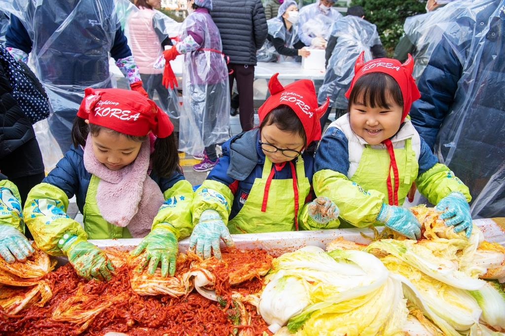 지난해 11월 용문동주민센터에서 열린 사랑의 김장나눔 행사. [용산구 제공]