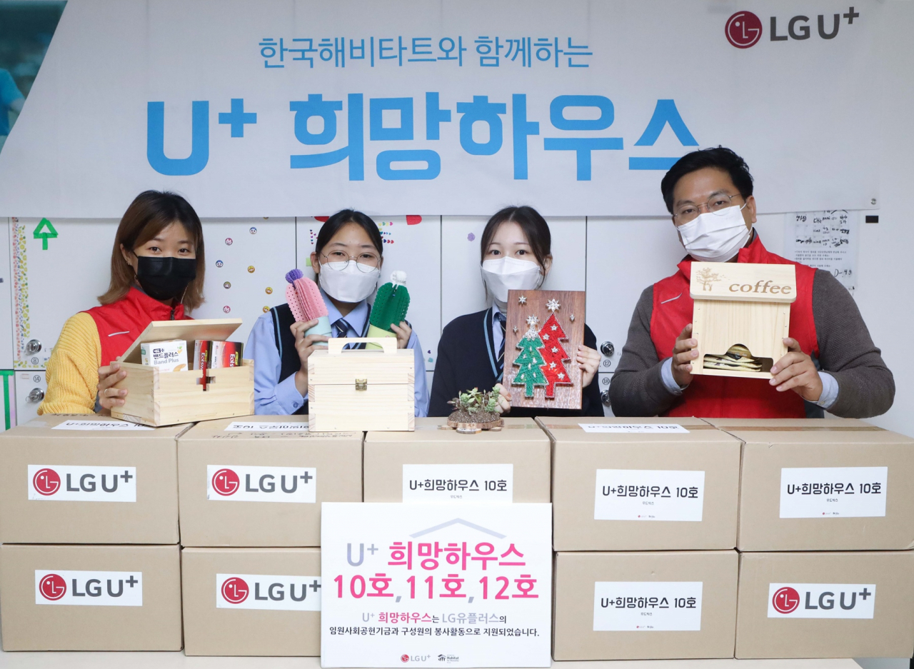 LG유플러스가 소외계층의 따뜻한 겨울 맞이를 위한 집수리 봉사활동 ‘U+희망하우스’를 진행했다고 9일 밝혔다. 사진은 LG유플러스 직원이 주거환경 개선 봉사가 완료된 10호 U+희망하우스 재한몽골학교 여자기숙사에서 임직원 참여로 직접 제작한 인테리어 소품을 학생들에게 전달하는 모습 [LG유플러스 제공]