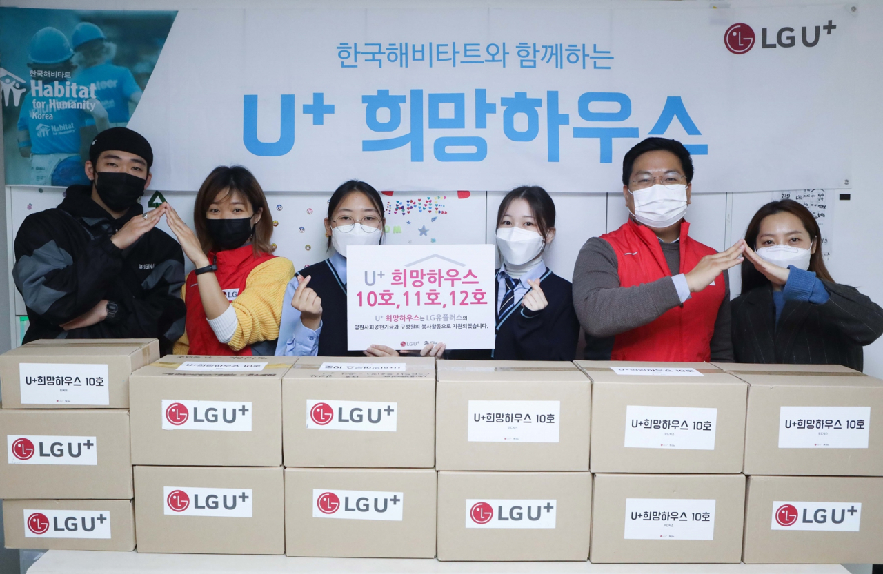 LG유플러스가 소외계층의 따뜻한 겨울 맞이를 위한 집수리 봉사활동 ‘U+희망하우스’를 진행했다고 9일 밝혔다. 사진은 LG유플러스 직원이 주거환경 개선 봉사가 완료된 10호 U+희망하우스 재한몽골학교 여자기숙사에서 임직원 참여로 직접 제작한 인테리어 소품을 학생들에게 전달하는 모습 [LG유플러스 제공]