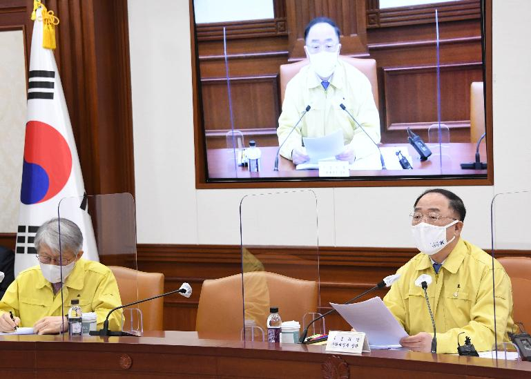미국 대선 후폭풍과 유럽·미국의 코로나19 재확산 등으로 올 겨울 대외리스크 관리의 중요성이 커진 가운데 홍남기 부총리 겸 기획재정부 장관이 조만간 대외경제장관회의를 열어 미 신정부 대응 등 리스크 관리 방안을 모색할 계획이다. 홍 부총리가 지난달 16일 정부서울청사에서 제18차 비상경제 중앙대책본부 회의'를 주재하고 있다. [기획재정부 제공]