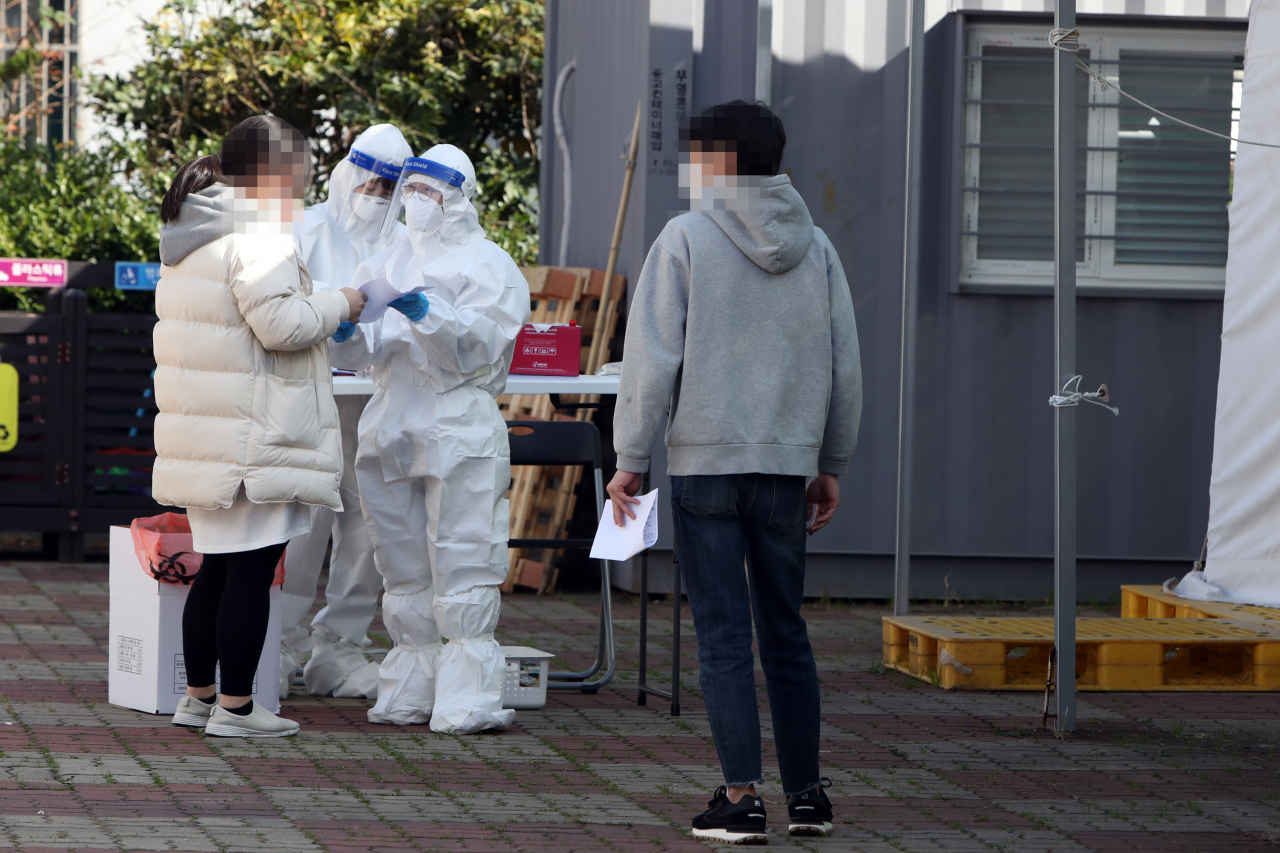8일 오후 전남 순천시보건소 선별진료소에서 시민이 코로나19 진단검사 순서를 기다리고 있다. 보건당국은 순천시 연향동에 자리한 시중은행 한 영업점의 직원과 그 가족 등 다수가 광주·여수·순천에서 코로나19 확진 판정을 받자 재난문자를 발송해 방역과 역학조사에 착수했다. 연합뉴스