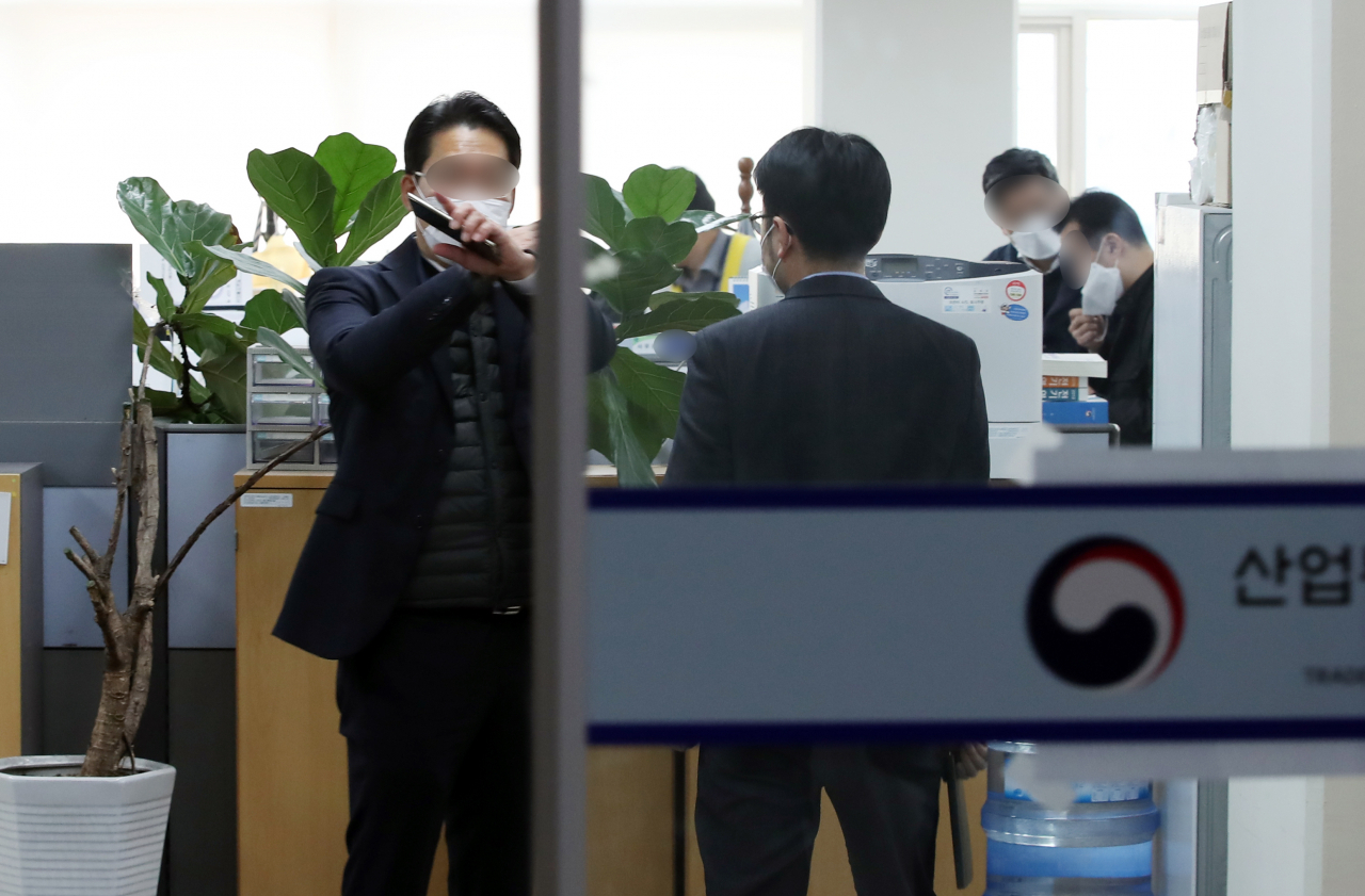 검찰이 월성 1호기 관련 산업통상자원부를 압수수색 하고 있는 가운데 5일 오전 정부세종청사 산업통상자원부 원전산업정책과에서 관계자들이 분주하게 움직이고 있다. [연합]