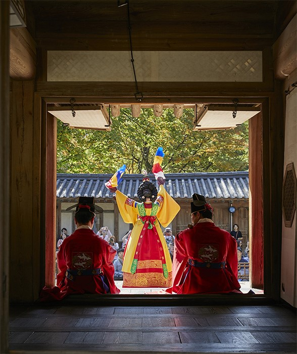 오는 12일부터 14일까지 3일간 창덕궁 연경당에서 진행하는 국립국악원 ‘창덕궁 풍류’의 ‘춘앵전’ 공연 모습 [국립국악원 제공]