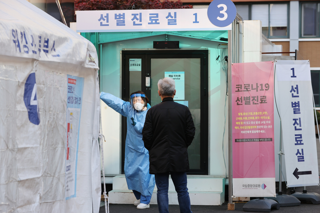 신종 코로나바이러스 감염증(코로나19) 신규 확진자가 126명 발생한 가운데 9일 오전 서울 중구 국립중앙의료원 선별진료소에서 의료진이 검사 관련 안내를 하고 있다. 연합뉴스