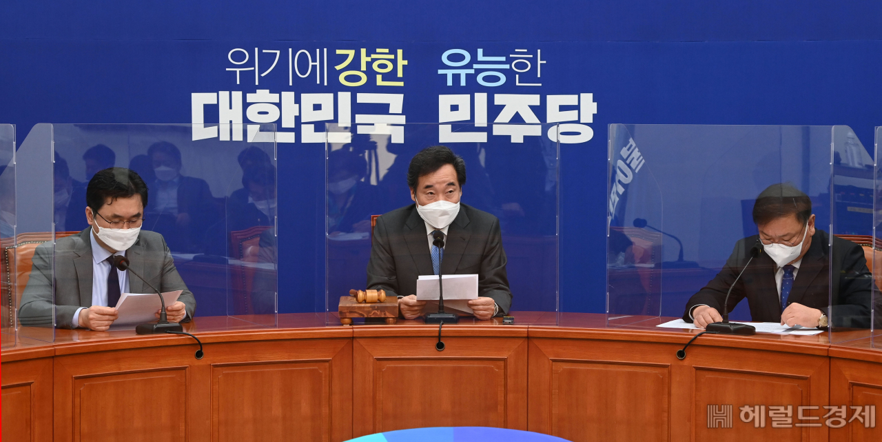 [헤럴드경제=이상섭 기자] 9일 오전 국회에서 열린 더불어민주당 최고위원회의에서 이낙연 대표가 모두 발언을 하고 있다. babtong@heraldcorp.com