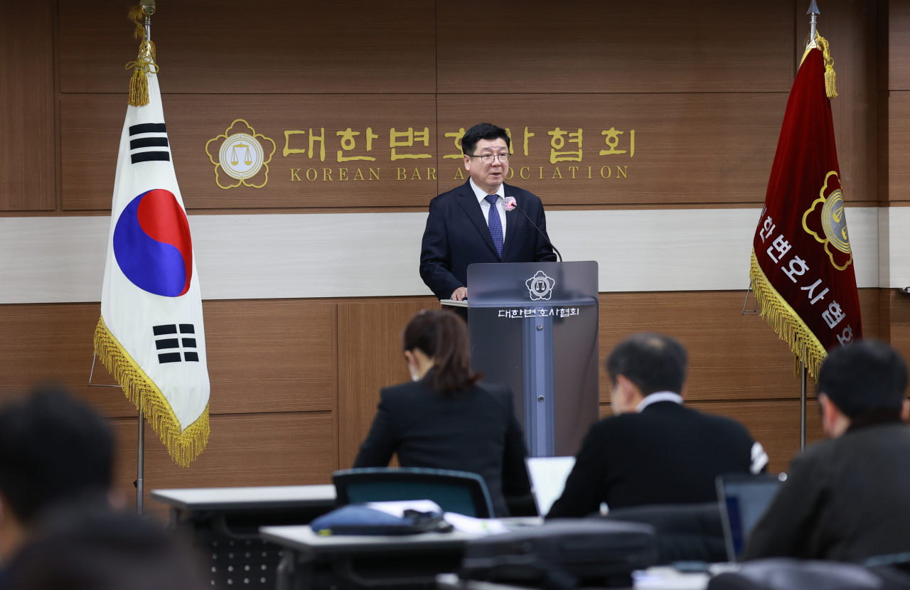 이찬희 대한변호사협회장이 9일 서울 강남구 테헤란로 대한변호사협회에서 고위공직자범죄수사처장 후보 추천 명단을 발표하고 있다. [연합]