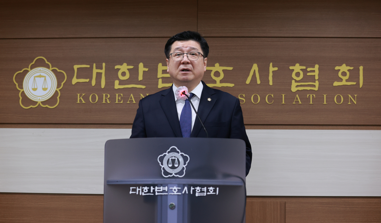 이찬희 대한변호사협회장이 9일 서울 강남구 테헤란로 대한변호사협회에서 고위공직자범죄수사처장 후보 추천 명단을 발표하고 있다. [연합]