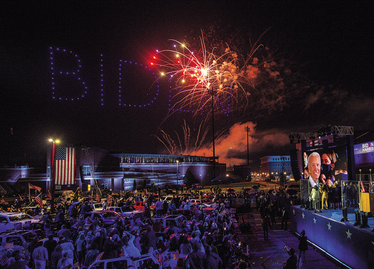 미국 민주당 조 바이든 대선 후보가 접전 끝에 제46대 대통령에 당선되면서 바이든 시대의 시작을 알렸다. 7일(현지시간) 미 델라웨어 윌밍턴에서 열린 미 대선 승리 축하 행사에서 바이든 대통령 당선자와 카멀라 해리스 부통령 당선자, 그리고 당선자의 가족들이 ‘바이든(BIDEN)’의 이름이 수놓아진 드론 공연과 불꽃놀이를 감상하고 있다. 이날 바이든 당선인은 첫 당선 연설에서 미국의 통합을 강조하면서 분열로 얼룩진 미국을 재건하겠다고 약속했다. [UPI]
