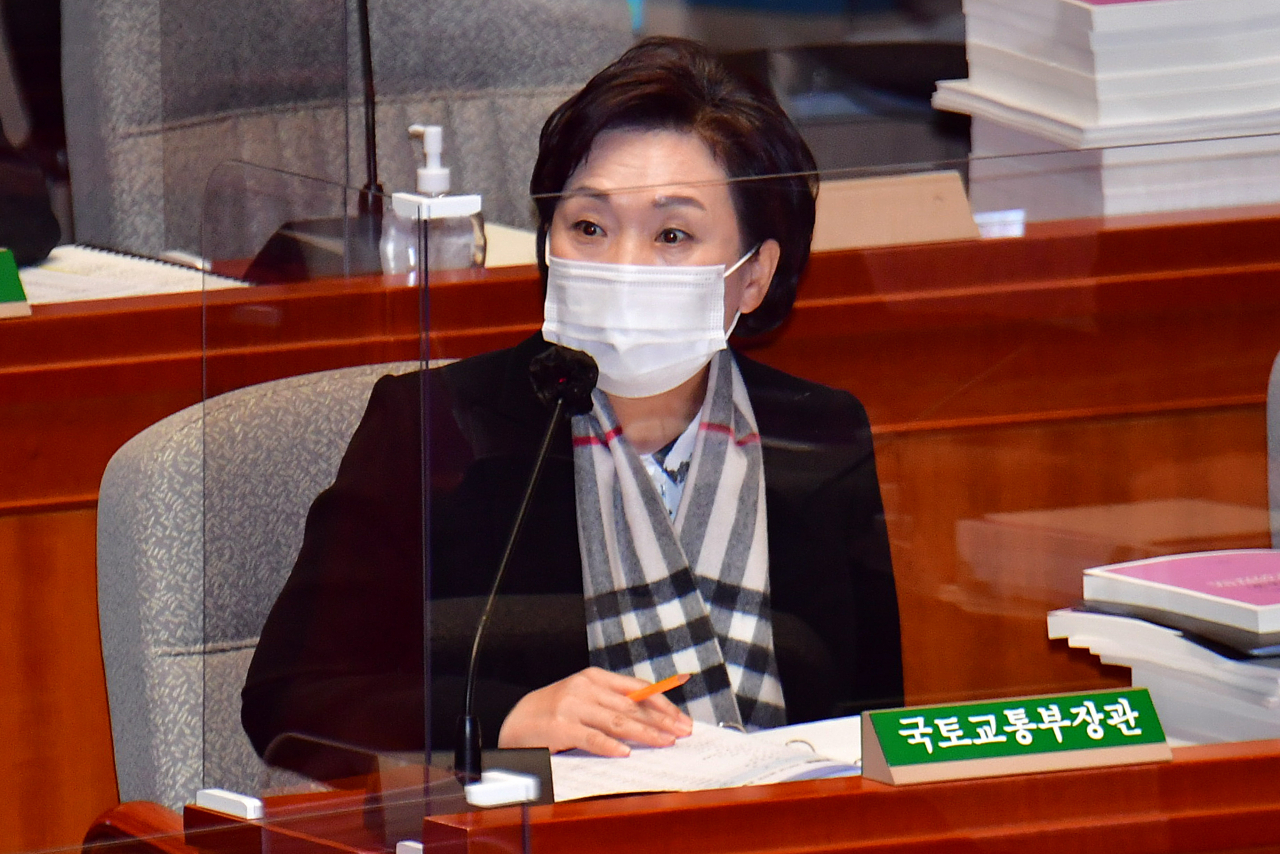 김현미 국토교통부 장관이 9일 서울 여의도 국회에서 열린 예산결산특별위원회 전체회의에서 답변하고 있다. [연합]