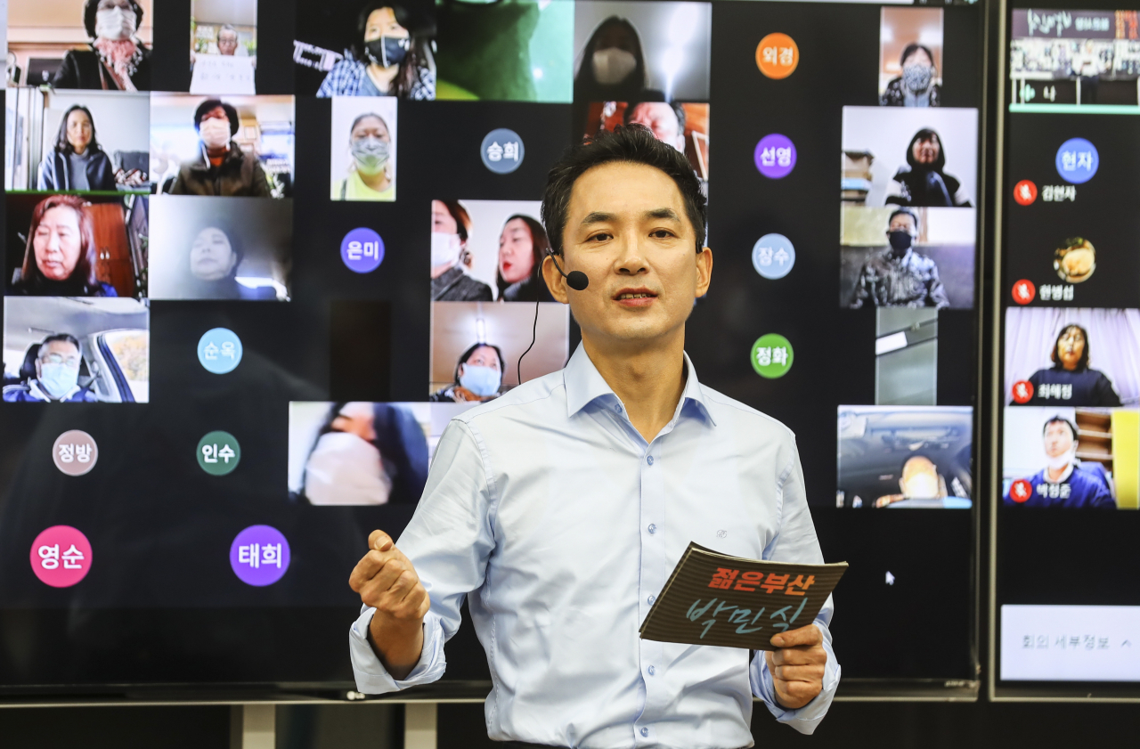 국민의힘 박민식 전 의원이 9일 오전 부산시의회 브리핑룸에서 내년 부산시장 보궐선거 출마 선언 기자회견을 하고 있다. [연합]