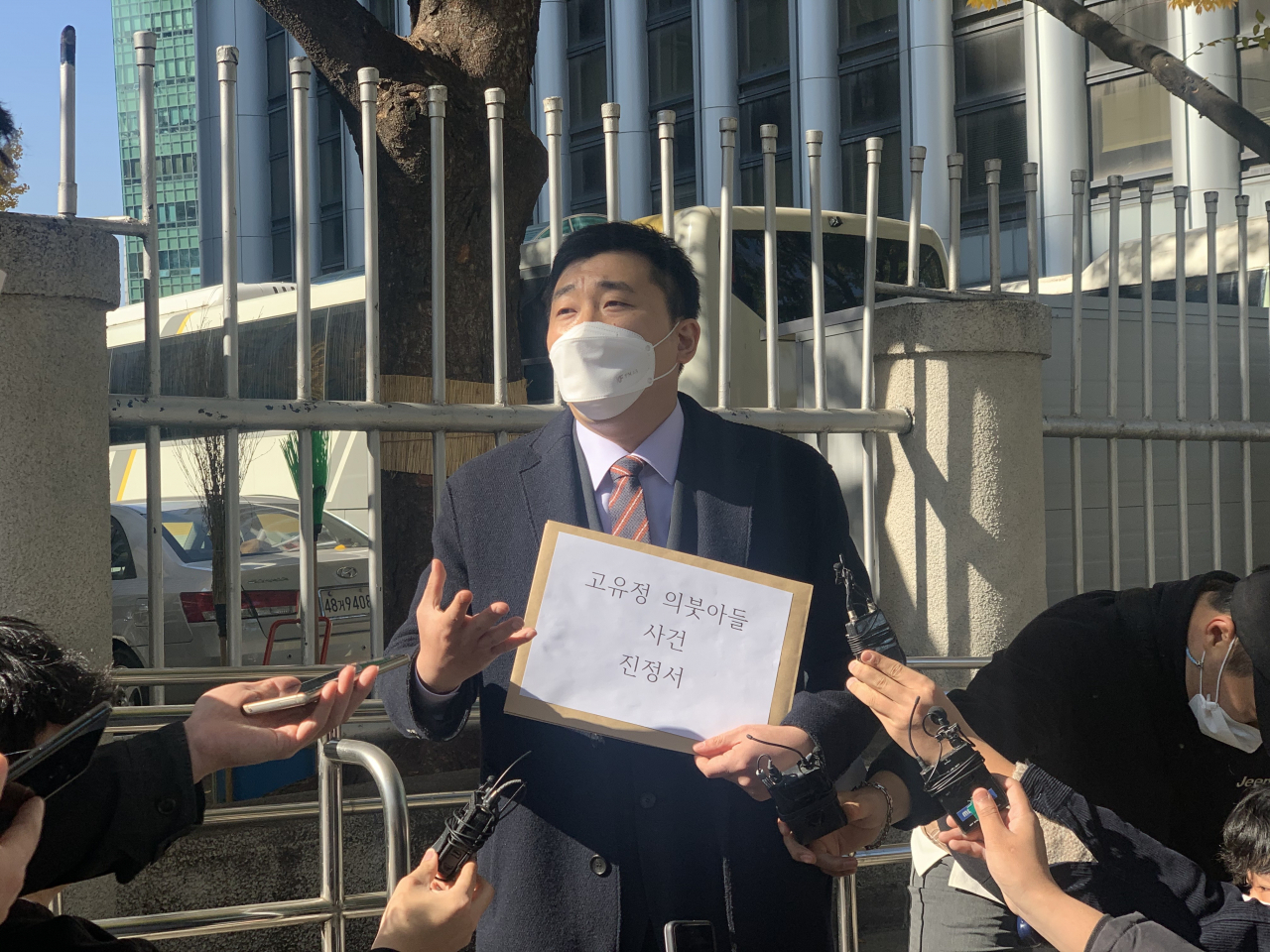 고유정의 재혼남편이자 의붓아들의 친부인 A씨의 법률대리인 부지석 변호사가 9일 오전 경찰청 앞에서 취재진과 만나 이야기를 하고 있다. 고유정은 지난 5일 대법원에서 전 남편을 잔인하게 살해한 혐의로 무기징역 확정판결을 받았다. 박상현 기자/pooh@heraldcorp.com