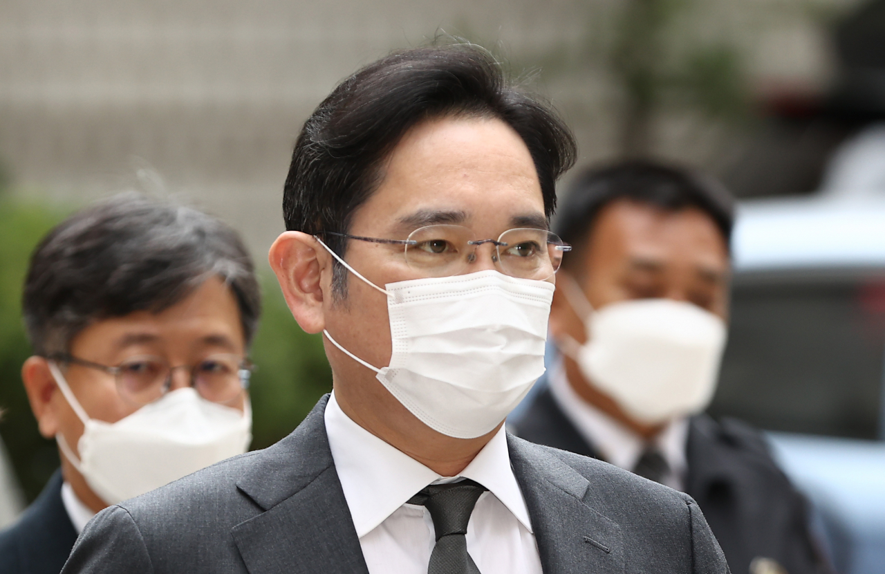 이재용 삼성전자 부회장이 9일 서초동 서울고등법원에서 열리는 '국정농단' 사건 파기환송심 재판에 출석하고 있다. [연합]