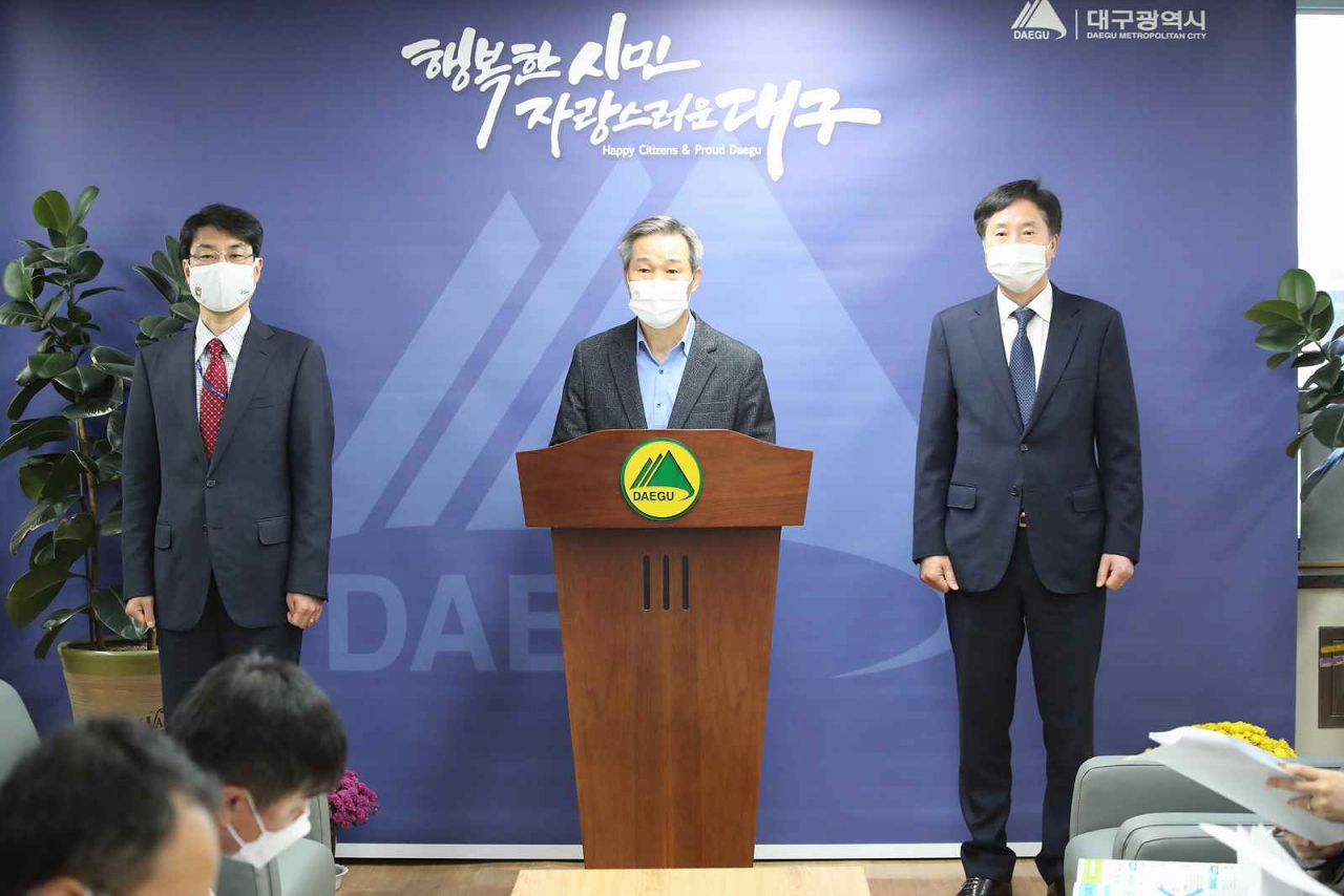 채홍호 대구시 행정부시장(가운데)이 9일 2021년도 예산안 9조3897억원을 편성했다고 설명하고 있다.[대구시 제공]