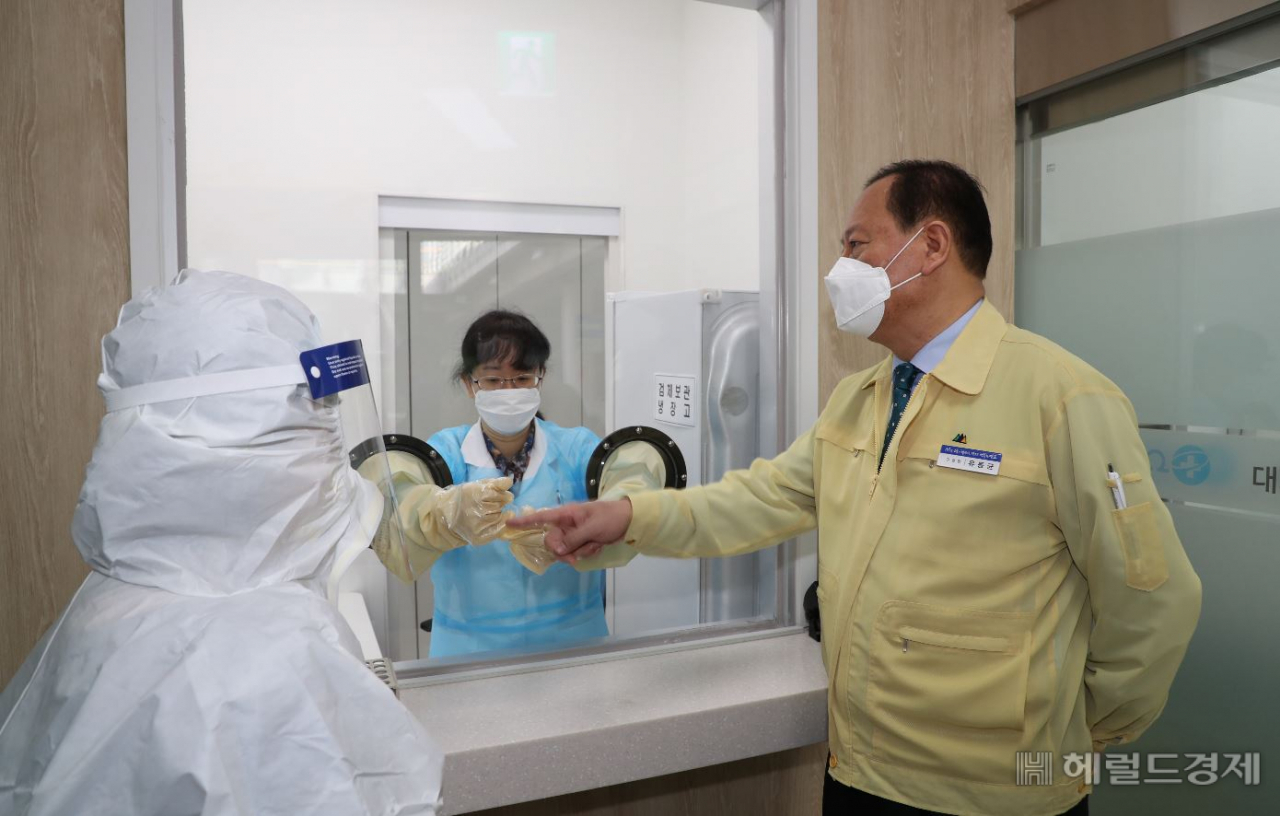 마포구 보건소 선별진료소에 들른 유동균 마포구청장.