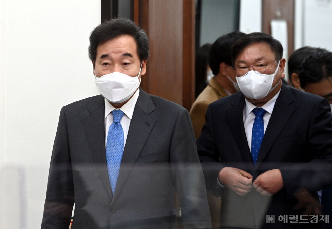 [헤럴드경제=이상섭 기자] 9일 오전 국회에서 열린 더불어민주당 최고위원회의에서 이낙연 대표와 김태년 원내대표가 회의실에 들어서고 있다. babtong@heraldcorp.com