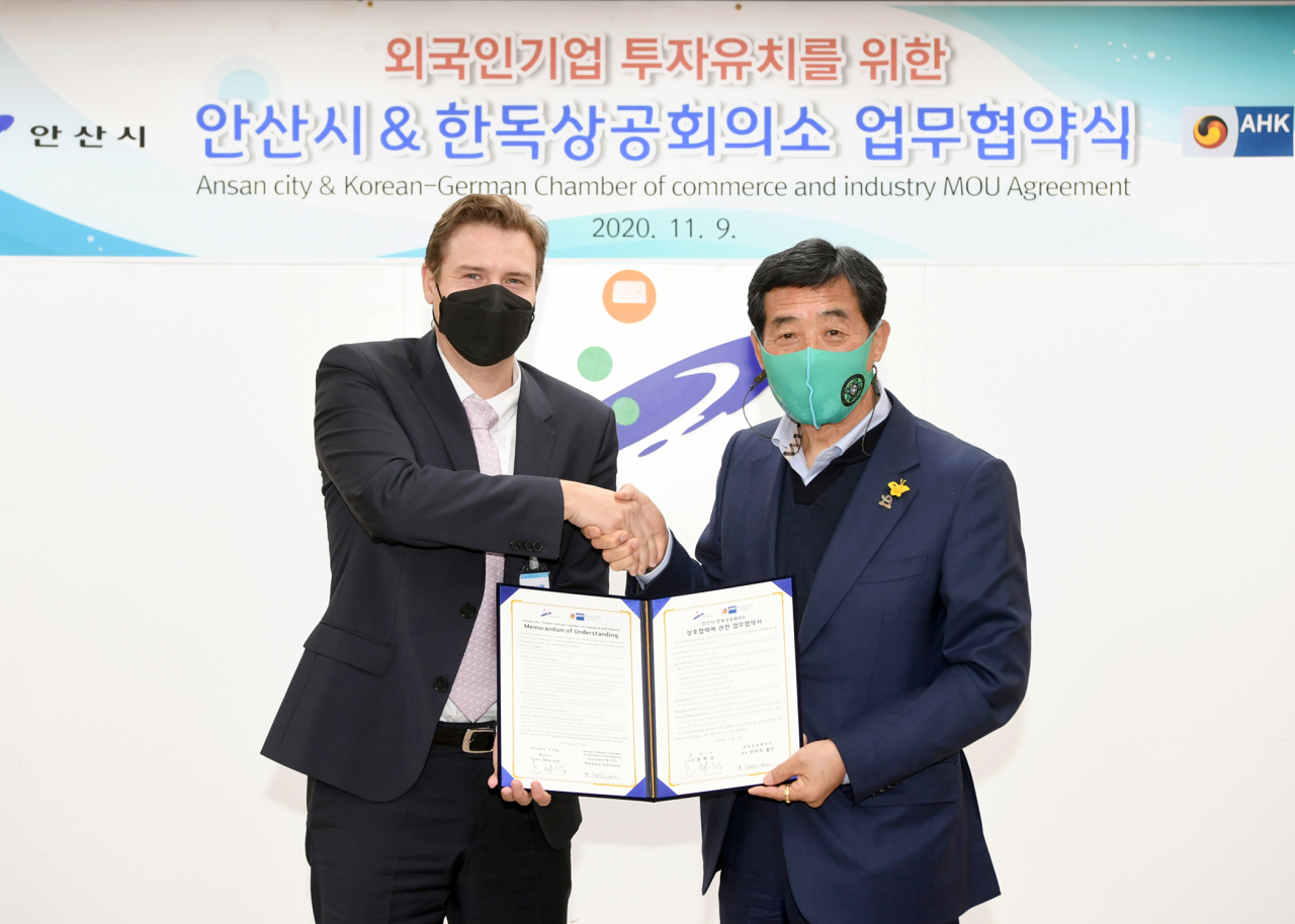 윤화섭 안산시장이 9일 시청에서 열린 외국인기업 투자유치를 위한 안산시 한독상공회의소 업무협약식에서 기념촬영을 하고 있다. [안산시 제공]