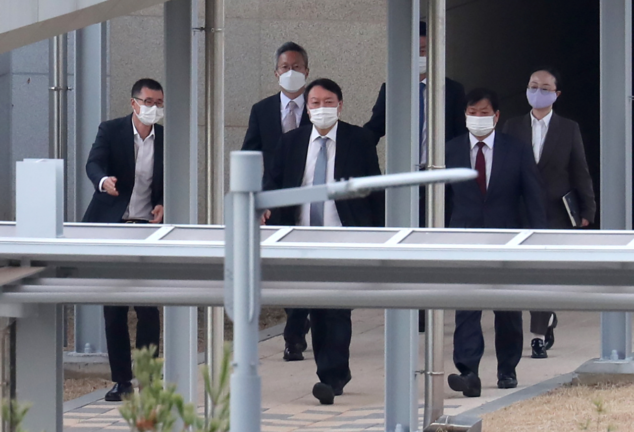 윤석열 검찰총장이 9일 오후 진천 법무연수원에서 신임 차장검사를 대상으로 강연을 하기 위해 연수원 내에서 이동하고 있다. 오른쪽 두 번째부터 배성범 법무연수원장, 윤 총장, 이문한 법무연수원 기획부장 직무대리. [연합]