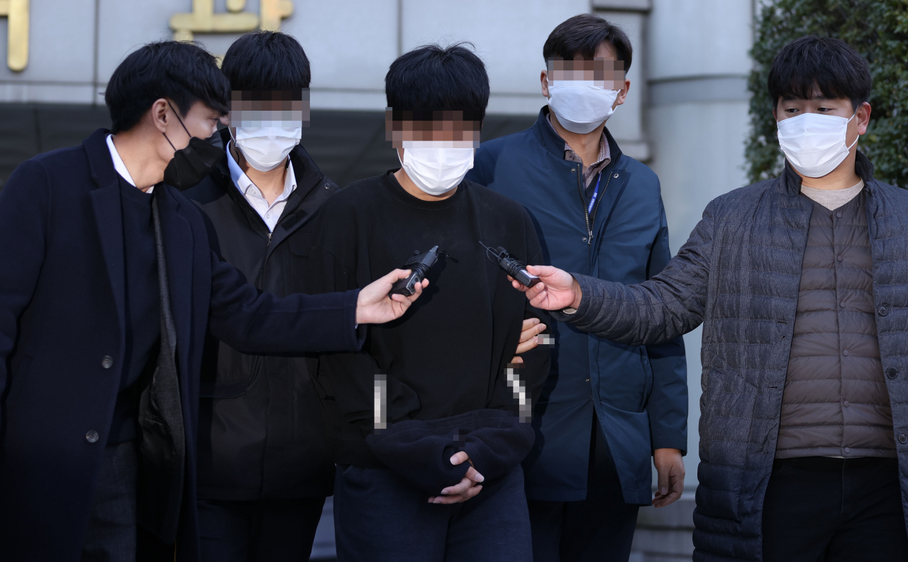 세계 최대 아동 성 착취물 사이트 '웰컴 투 비디오' 운영자 손정우 씨가 9일 오전 서초구 서울중앙지방법원에서 범죄수익은닉규제법 위반 등 혐의로 구속 전 피의자 심문(영장실질심사)을 마치고 법원을 나서고 있다. [연합]