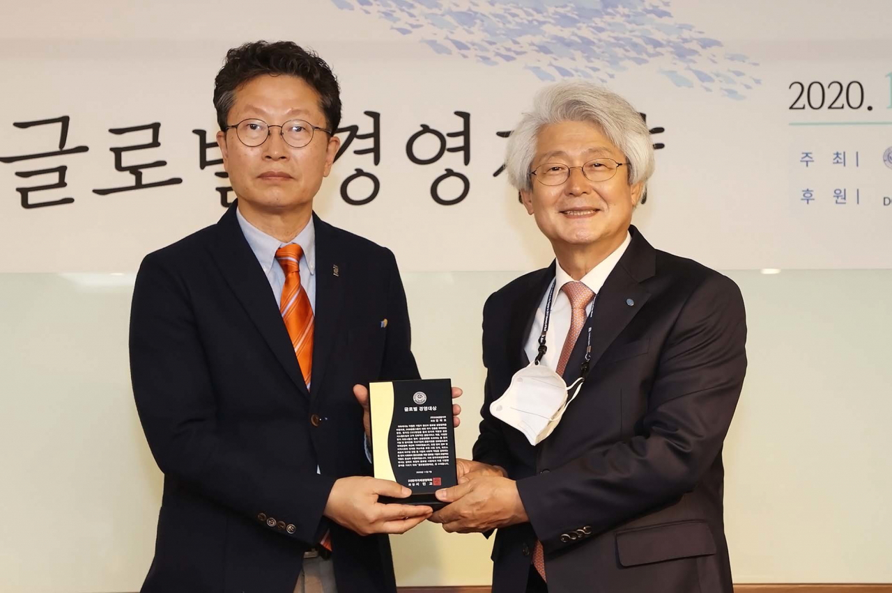 글로벌 경영대상을 받고 있는 김태오(오른쪽) DGB금융지주 회장.[DGB금융지주 제공]