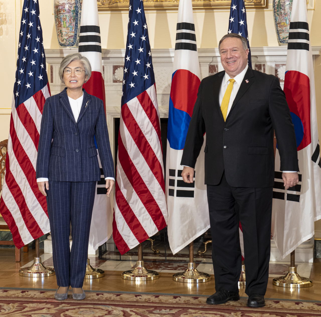 강경화 외교부 장관이 9일(현지시간) 워싱턴DC에서 마이크 폼페이오 미국 국무부 장관과 한미 외교장관 회담을 가지며 기념 촬영하고 있다. [외교부 제공]