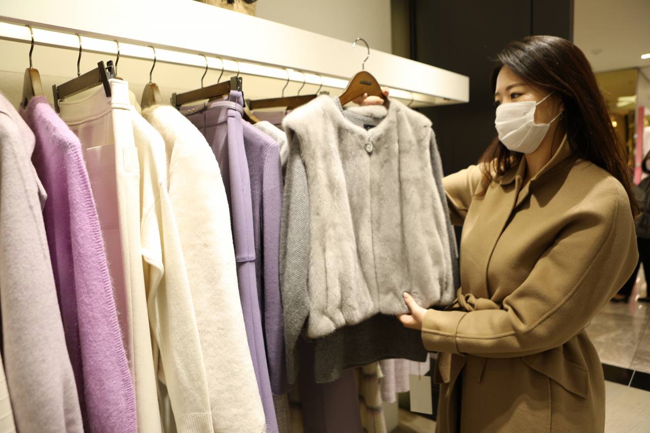고객이 롯데백화점 의류매장인 '미샤'에서 겨울의류를 쇼핑하고 있다. [사진제공=롯데백화점]