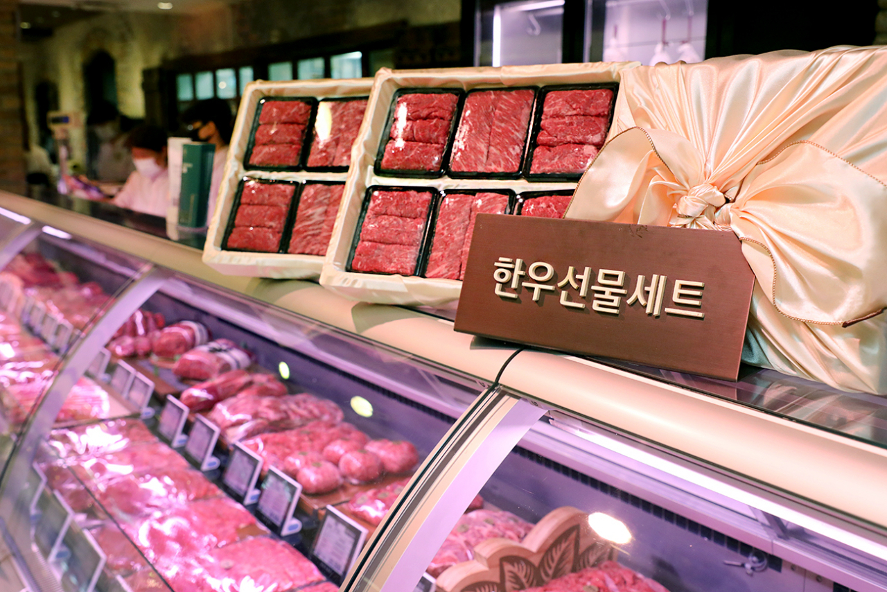 한 백화점 식품매장에 진열된 한우 선물세트. [사진=연합뉴스]