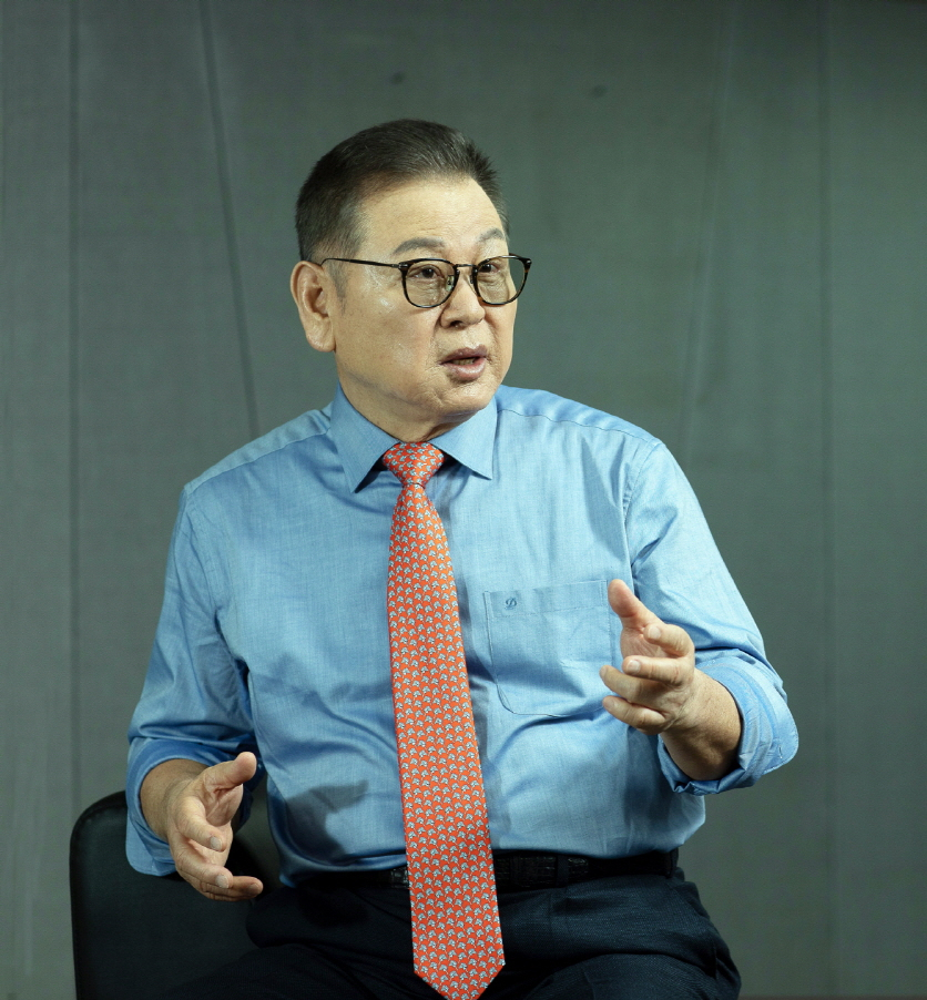 1970년 하숙집 건축을 시작으로 50년간 회사를 이끌어 온 권홍사 반도건설 회장이 지난 9일 경영 일선에서 물러나면서 “새로운 시대는 새 인물이 이끌어야 한다”고 밝혔다. [반도건설 제공]