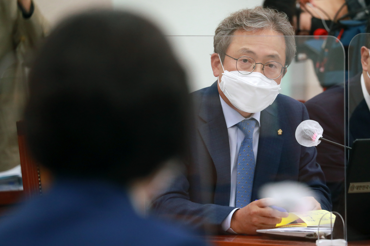 송기헌 더불어민주당 의원이 26일 서울 여의도 국회에서 열린 법제사법위원회의 법무부, 대법원, 감사원, 헌법재판소, 법제처 종합감사에서 질의하고 있다. [연합]