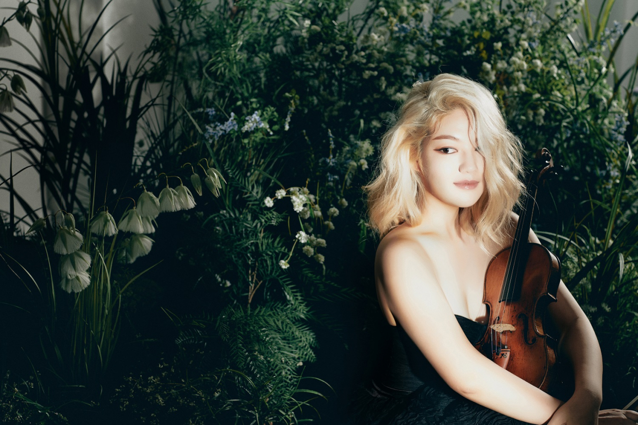 드레스 대신 바지를 입고 연주회에 등장하는 ‘파격 행보’로 음악계를 놀라게 한 바이올리니스트 조진주가 자신의 “아이덴티티를 담은” 국내 첫 정규 음반 ‘라 카프리슈즈(La Capricieuse)’를 발매했다. [소니뮤직 제공]