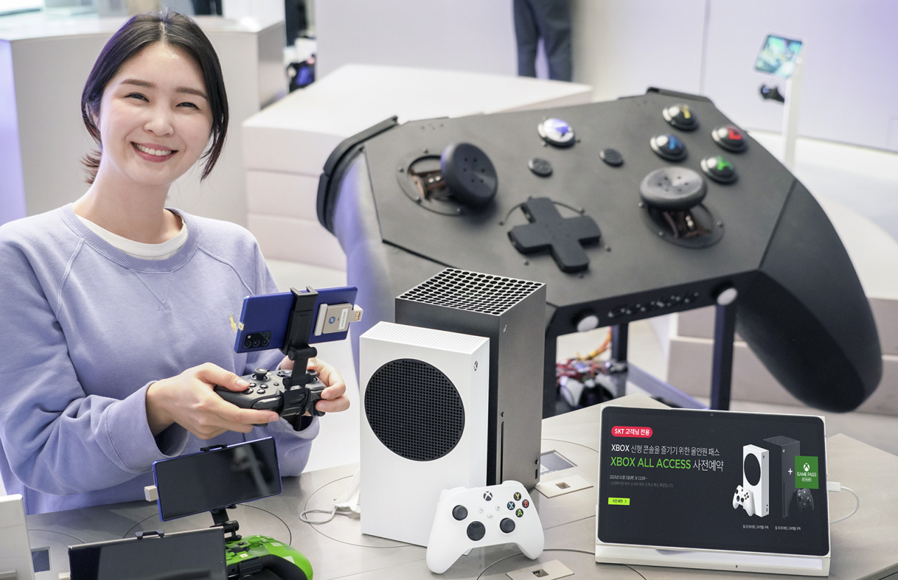 SK텔레콤 모델이 ‘엑스박스(Xbox) 올 액세스(Xbox All Access)’ 서비스를 소개하고 있다. [SK텔레콤 제공]