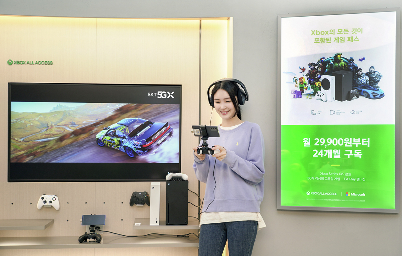 SK텔레콤 모델이 ‘엑스박스(Xbox) 올 액세스(Xbox All Access)’ 서비스를 소개하고 있다. [SK텔레콤 제공]