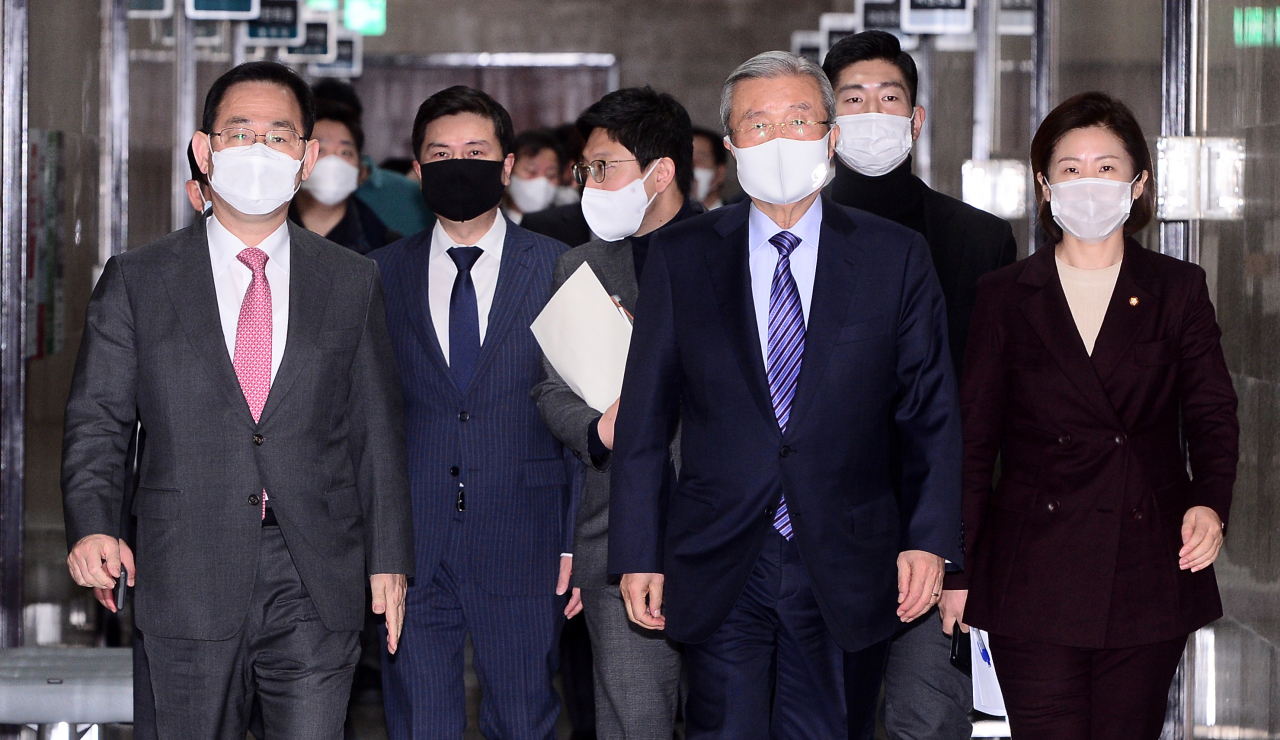 김종인 국민의힘 비상대책위원장, 주호영 원내대표와 비상대책위원들이 9일 오전 서울 여의도 국회에서 열린 비상대책위원회의에 참석하고 있다. [헤럴드경제=이상섭 기자]