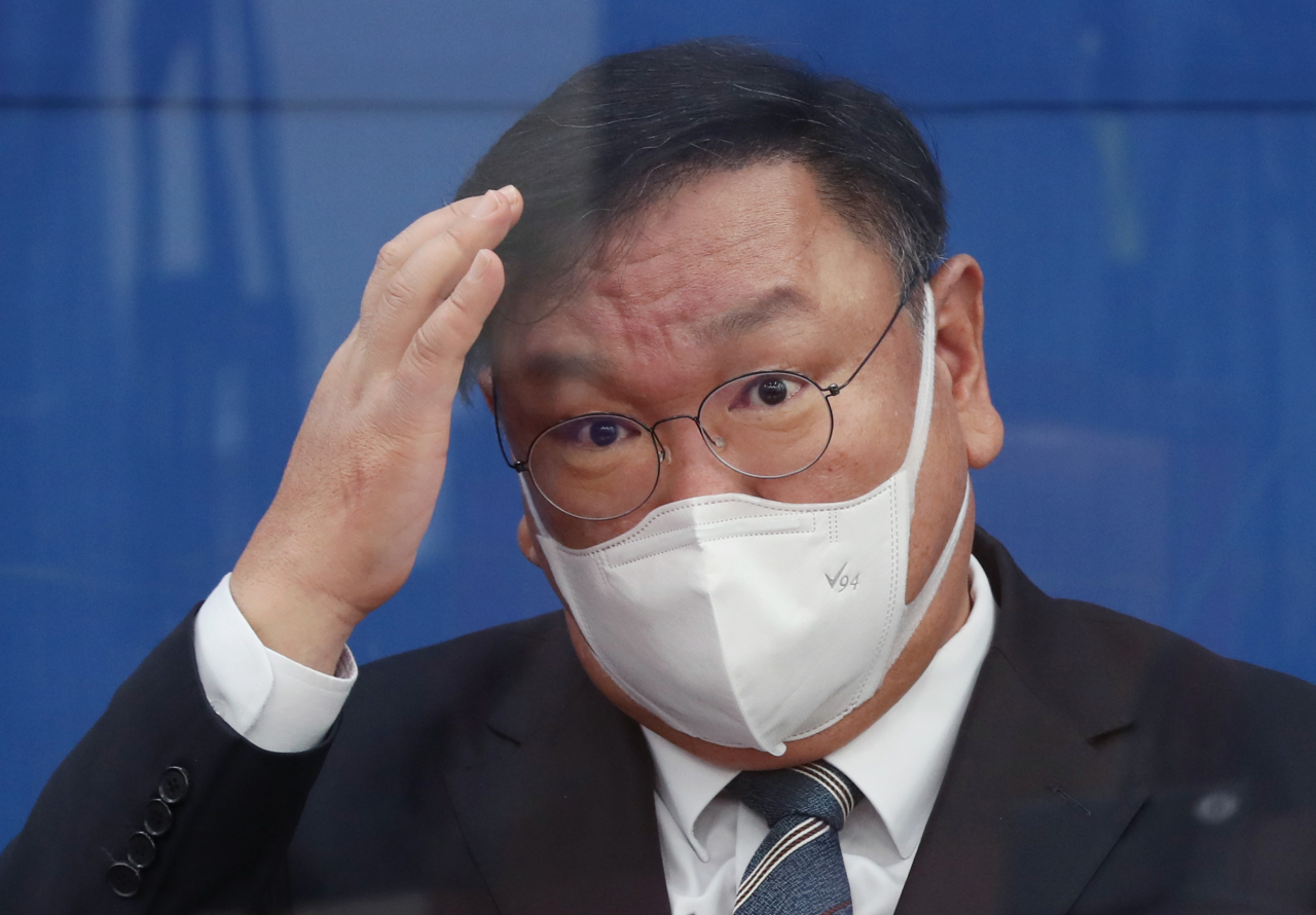 [헤럴드경제=이상섭 기자]김태년 더불어민주당 원내대표가 10일 국회에서 열린 원내대책회의에서 잠시 고민하고 있다. babtong@heraldcorp.com