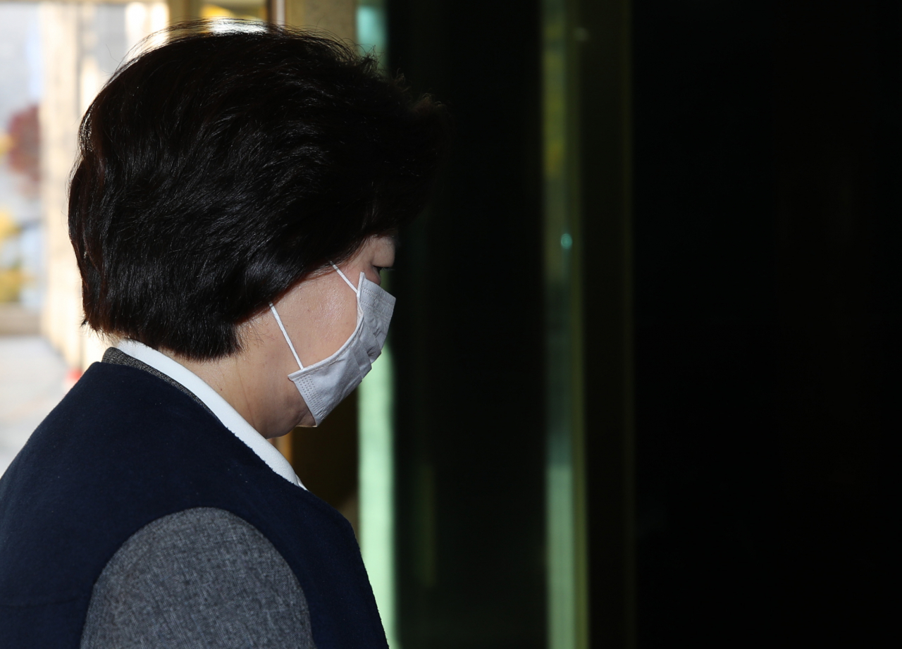 추미애 법무부 장관이 10일 오전 국무회의에 참석하기 위해 정부서울청사로 들어서고 있다. [연합]