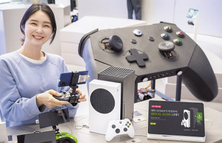 SK텔레콤 모델이 ‘엑스박스(Xbox) 올 액세스(Xbox All Access)’ 서비스를 소개하고 있다. [SK텔레콤 제공]