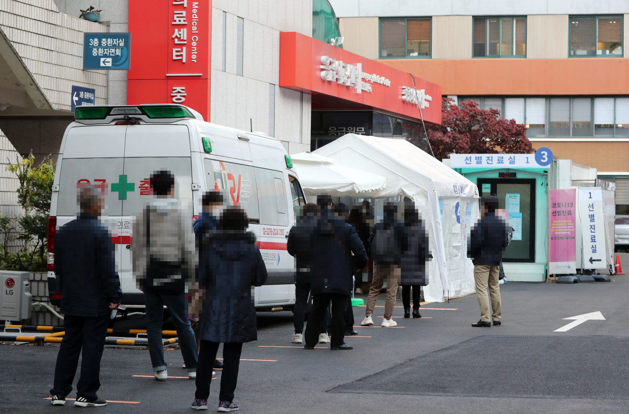 10일 서울 국립중앙의료원 코로나19 선별진료소에 검사를 받으려는 시민들이 줄을 서 대기하고 있다. 연합뉴스