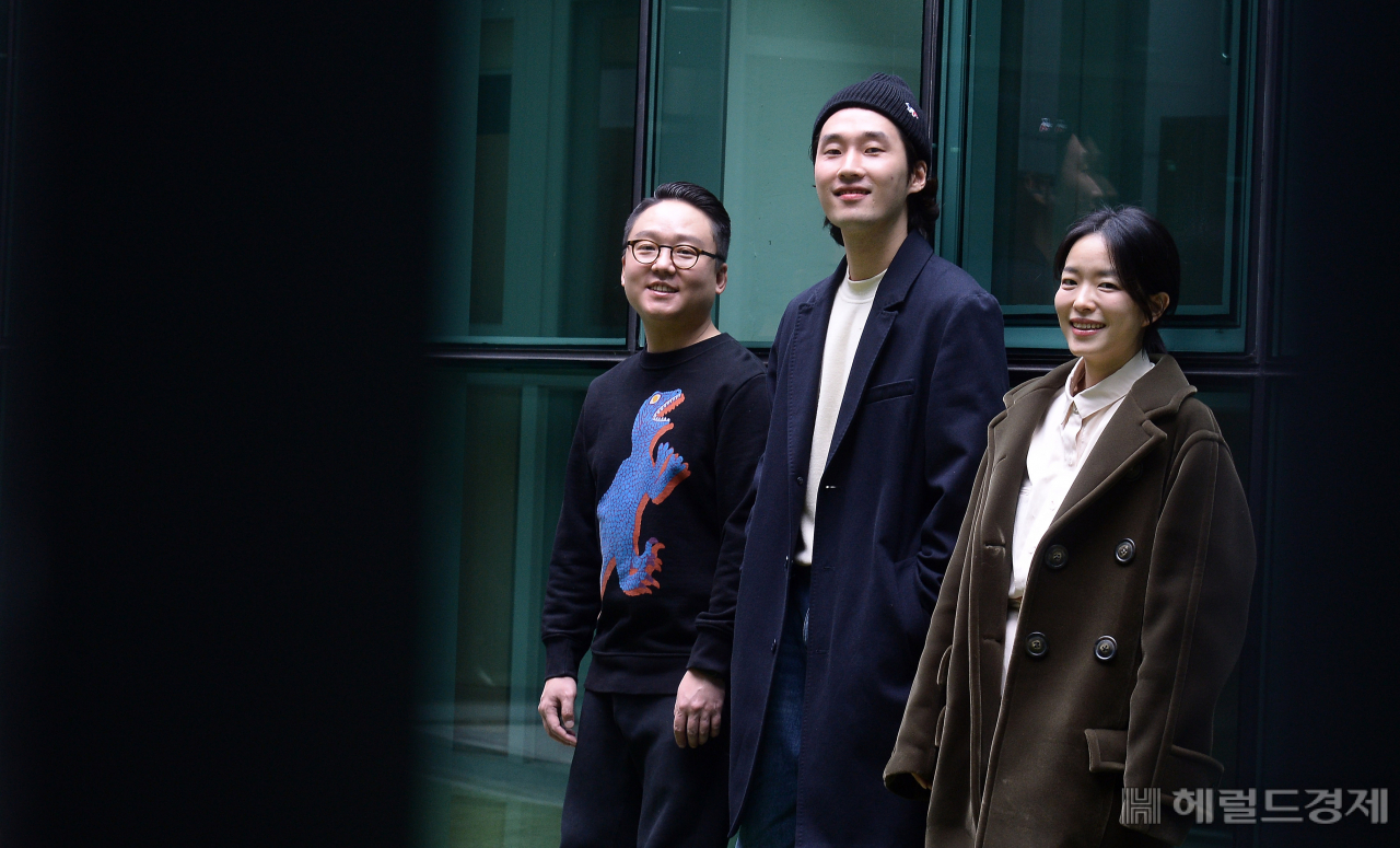 국립무용단의 차세대 안무가 발굴 프로젝트 ‘넥스트 스텝1’에서 30분 분량으로 시작했던 공연의 ‘확장판’인 ‘가무악칠채’가 오는 20일 막을 올린다. 2018년 초연 당시 ‘힙’하고 ‘지루할 틈 없는 무대’로 화제가 된 공연이다. 허성은 음악감독, 안무가이자 무용수로 출연한 국립무용단 이재화, 새롭게 합류한 정가 박민희(왼쪽부터)는 “칠채는 낯설고 복잡한 장단이라 습득하는 것도 쉽지 않았다”고 연습 과정을 돌아봤다. 이상섭 기자 babtong@heraldcorp.com