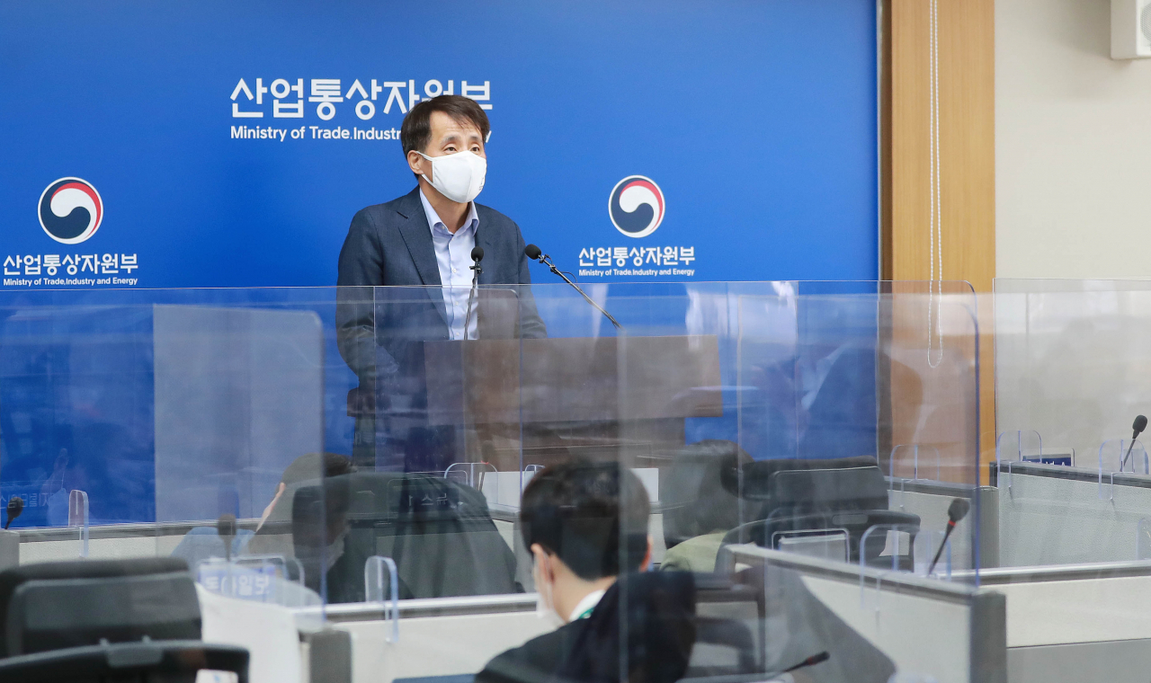 장영진 산업통상자원부 산업기술융합정책관(산업혁신성장실장 직대)이 10일 정부세종청사에서 ‘2020 코리아세일페스타’ 중간 결과를 브리핑하고 있다. [산업통상자원부 제공]