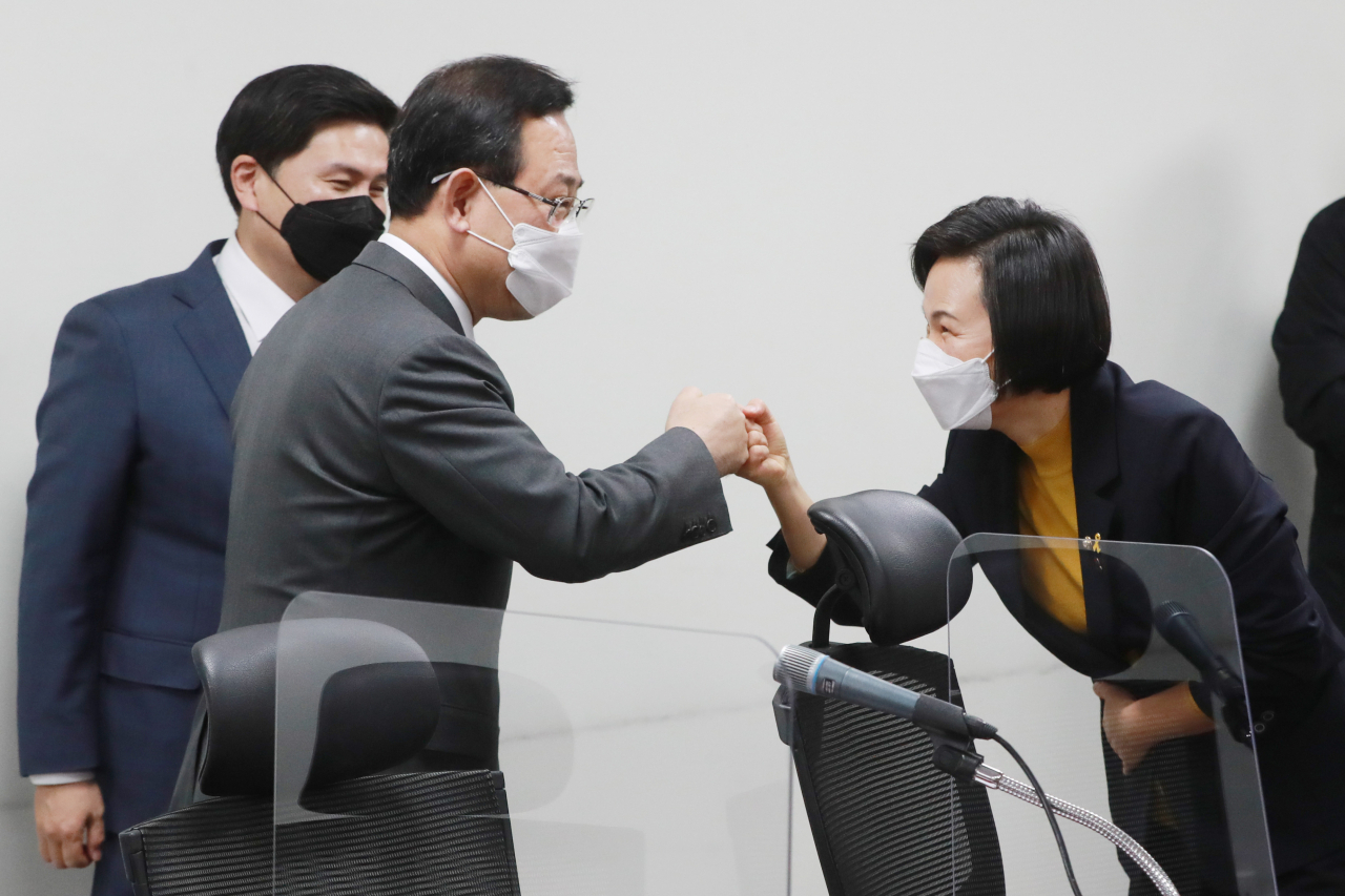 강은미 정의당 원내대표(오른쪽)가 10일 국회 의원회관에서 국민의힘 여의도연구소 주최로 열린 중대재해 방지 및 예방을 위한 정책간담회에서 주호영 국민의힘 원내대표, 지상욱 여의도연구소장과 인사하고 있다. [헤럴드경제=이상섭 기자]