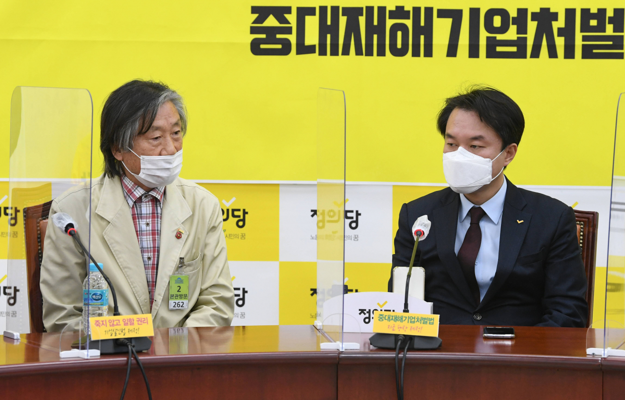 김종철 정의당 대표가 10일 국회에서 송승문 유족회장 등 4·3 희생자 유족회와 간담회를 갖고 있다. [연합]