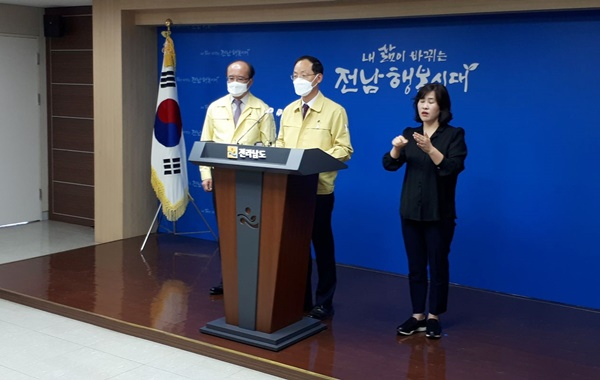 송상락 전남행정부지사가 10일 오후 도청에서 코로나19 현황 브리핑을 하고 있다. 박대성기자/parkds@heraldcorp.com