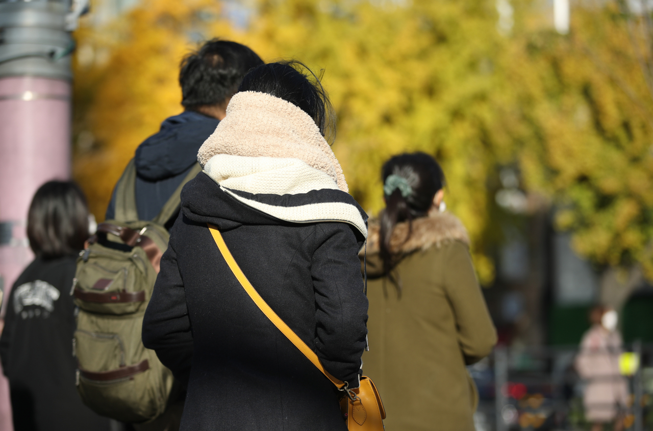 전국이 맑은 가운데 대부분 지역의 아침 기온이 5도 이하에 머물며 추운 날씨를 보인 지난 10일 오전 두꺼운 복장을 한 시민들이 서울 종로구 광화문 사거리를 지나고 있다. [연합]