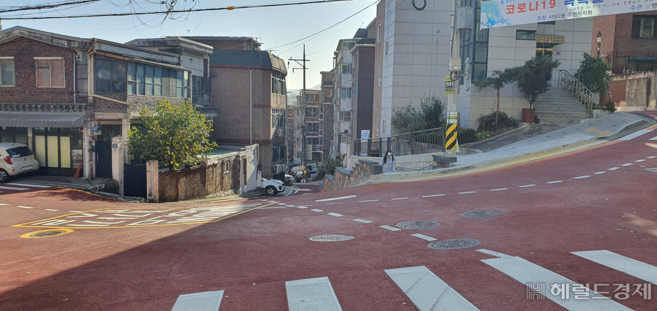 동작초교 주변.