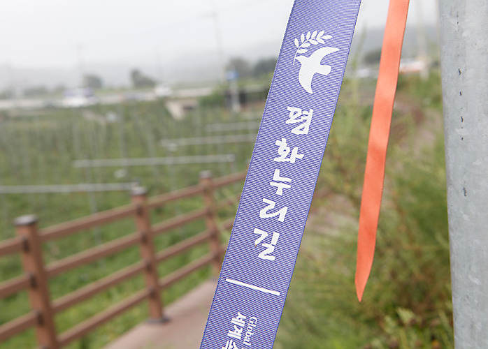 정부는 11일 아프리카돼지열병(ASF)과 코로나19로 중단된 비무장지대(DMZ) 평화의 길 파주 구간을 오는 28일부터 재개한다고 밝혔다. 정부는 ASF 방역조치를 마무리하는 대로 내년 초부터 고성과 철원 구간도 연다는 방침이다. [행정안전부 디엠지기 홈페이지]