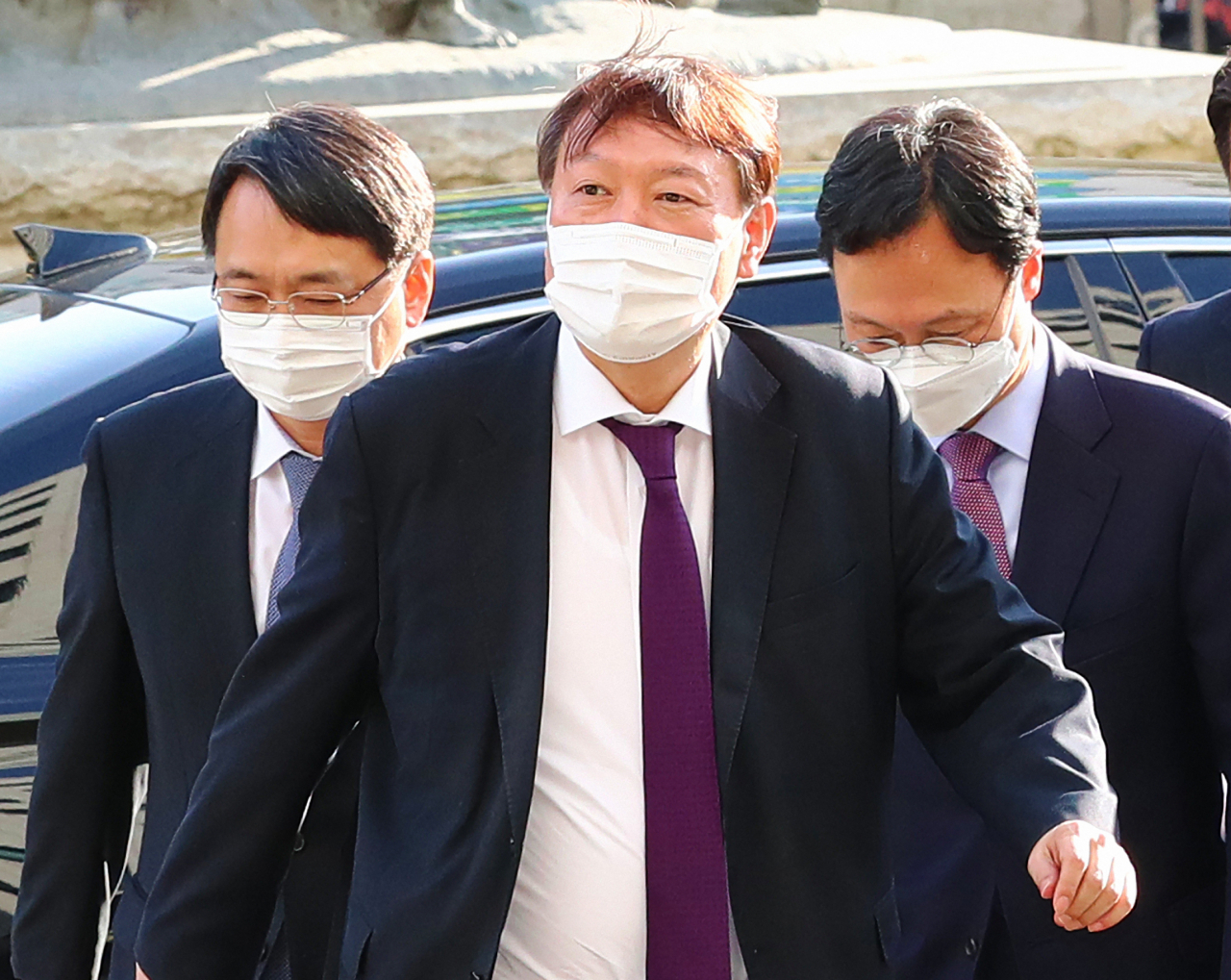 8개월 만에 전국 검찰청 순회 간담회를 재개한 윤석열 검찰총장(가운데)이 지난달 29일 오후 대전 지역 검사들과의 간담회를 위해 대전지방검찰청에 도착해 강남일 대전고검장(왼쪽), 이두봉 대전지검장과 인사를 마친 뒤 이동하고 있다. [연합]