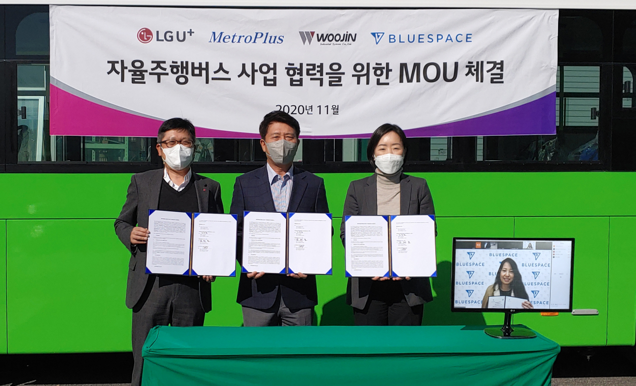 LG유플러스가 블루스페이스, 우진산전, 메트로플러스 등 국내외 전문업체들과 손잡고 ‘자율주행버스’ 사업에 본격 나선다고 11일 밝혔다. 사진은 지난 10일 우진산전 충북 오창 공장에서 진행된 업무협약식에서 (왼쪽부터) 조원석 LG유플러스 기업신사업그룹장, 김태호 메트로플러스 대표, 김정현 우진산전 사장, 크리스틴 문 블루스페이스 대표가 기념 촬영하고 있는 모습. [LG유플러스 제공]