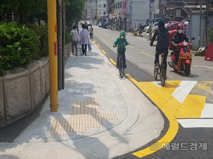 용마산로 118길 금란교회 북측에 보행자를 위한 도로가 새로이 생겼다. [중랑구 제공]