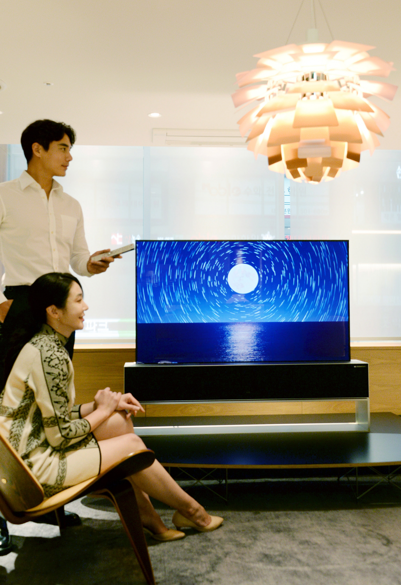 프리미엄 라이프스타일 편집매장 ‘더콘란샵’에 등장한 ‘LG 시그니처 올레드 R’. LG 시그니처 올레드 R는 시청할 때는 화면을 펼쳐 압도적인 OLED 화질을 보여주고, 시청하지 않을 때는 본체 속으로 화면을 말아 넣는다. [LG전자 제공]