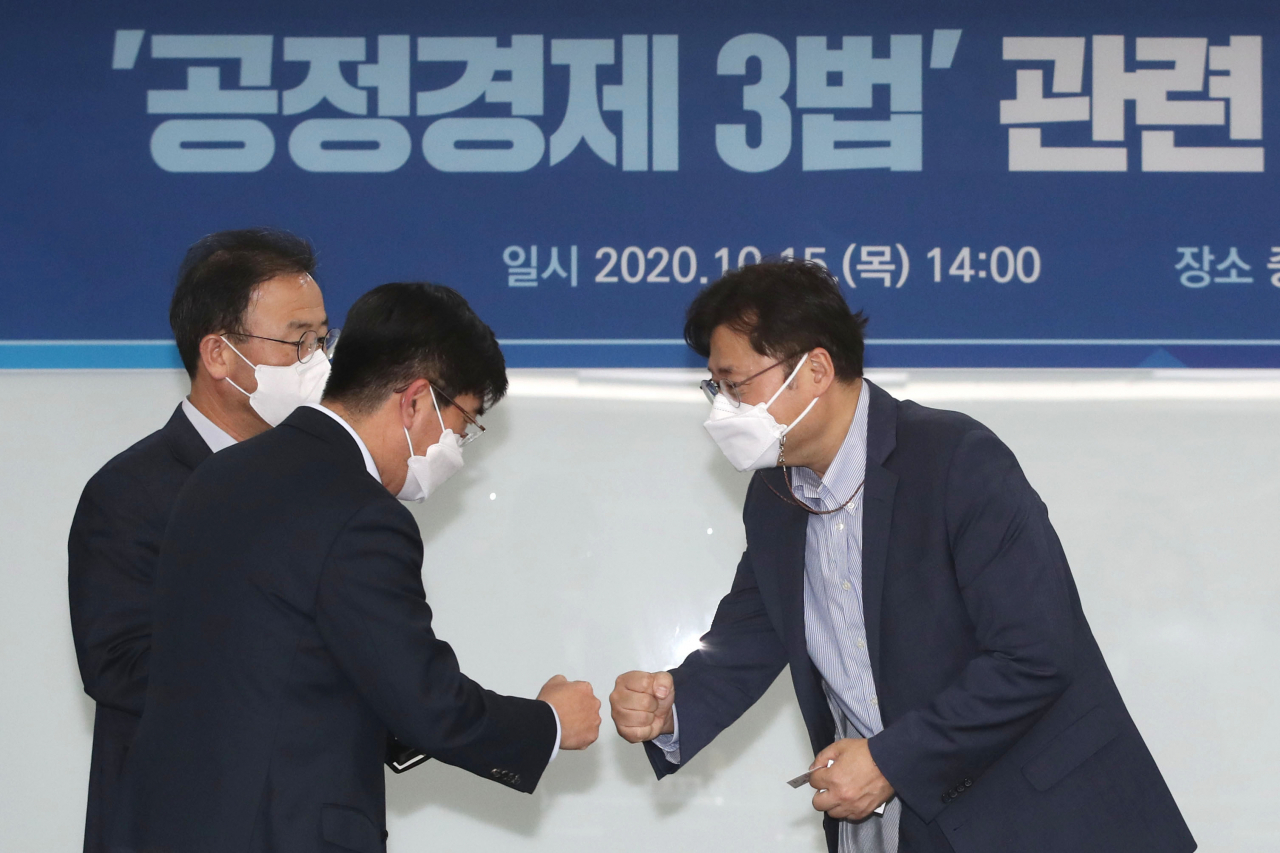 홍익표 민주연구원장(오른쪽)이 15일 오후 서울 여의도 중소기업중앙회에서 열린 '공정경제 3법' 관련 당과 경제계 정책간담회에서 이용석 SK경영경제연구소 부사장과 인사하고 있다. [연합]